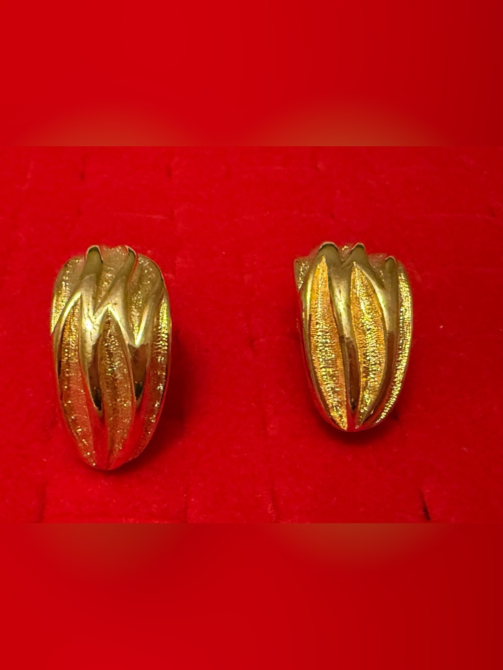 Vintage 2113 Stamped Gold-Tone Sculpted Leaf Clip Earrings - Women Jewelry